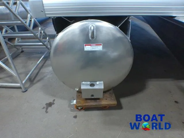 Slide: The Image of 2025 Princecraft Vectra 23 RL pontoon boat undercarriage at Boat World showroom. - 33