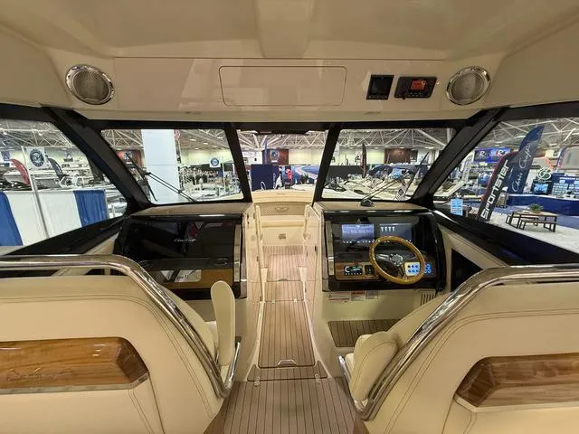 Slide: The Image of Chris-Craft Calypso 32 2025 - 13