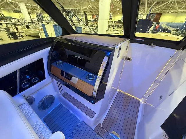 Slide: The Image of Chris-Craft Calypso 32 2025 - 14