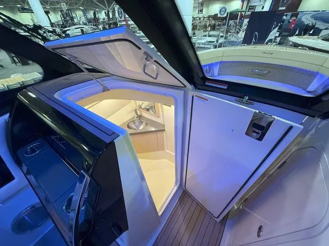 Slide: The Image of Chris-Craft Calypso 32 2025 - 15