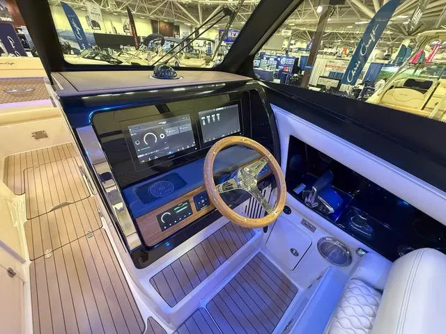 Slide: The Image of Chris-Craft Calypso 32 2025 - 19