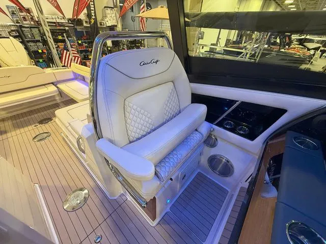 Slide: The Image of Chris-Craft Calypso 32 2025 - 22