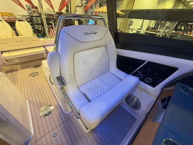 Slide: The Image of Chris-Craft Calypso 32 2025 - 23