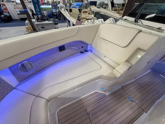 Slide: The Image of Chris-Craft Calypso 32 2025 - 26