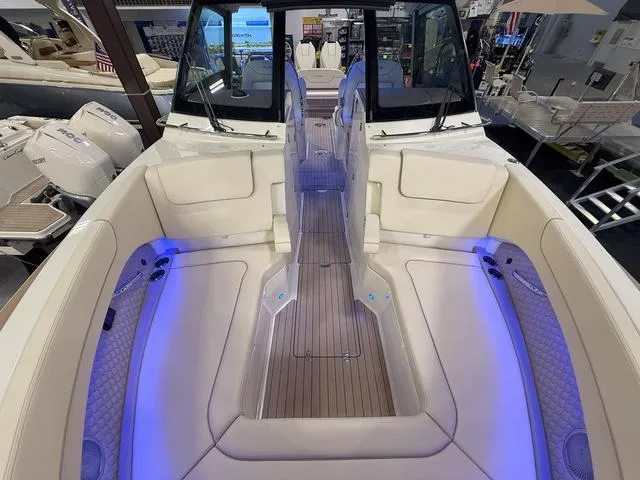 Slide: The Image of Chris-Craft Calypso 32 2025 - 27