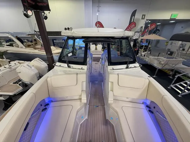 Slide: The Image of Chris-Craft Calypso 32 2025 - 28