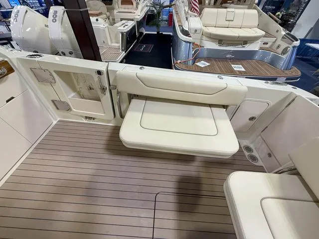 Slide: The Image of Chris-Craft Calypso 32 2025 - 8