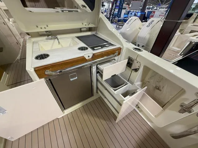 Slide: The Image of Chris-Craft Calypso 32 2025 - 10