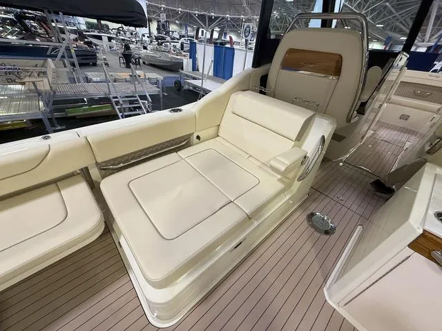 Slide: The Image of Chris-Craft Calypso 32 2025 - 11