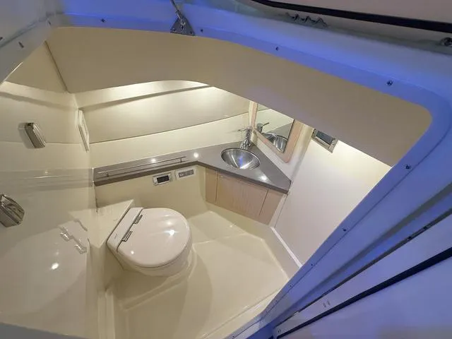 Slide: The Image of Chris-Craft Calypso 32 2025 - 16