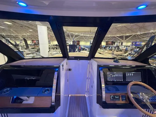 Slide: The Image of Chris-Craft Calypso 32 2025 - 17