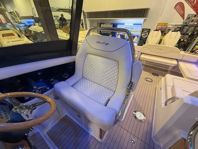 Slide: The Image of Chris-Craft Calypso 32 2025 - 21