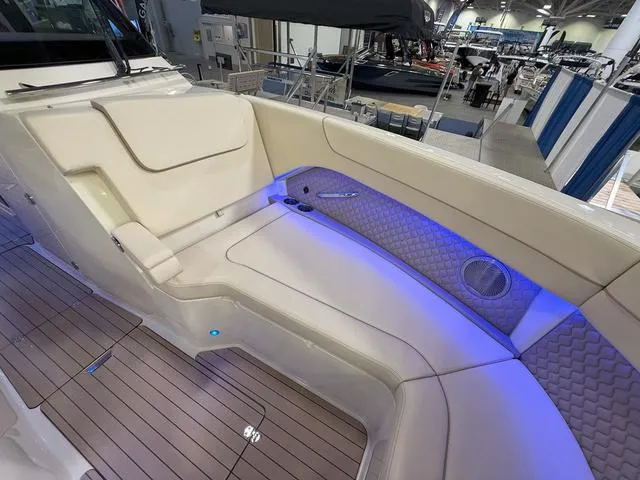 Slide: The Image of Chris-Craft Calypso 32 2025 - 25