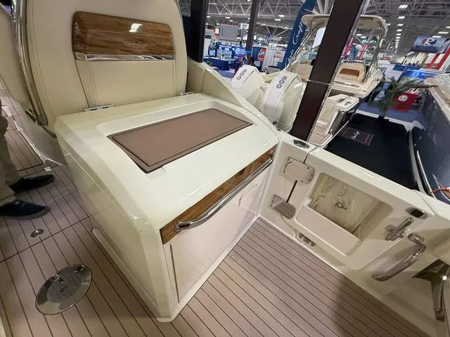 Slide: The Image of Chris-Craft Calypso 32 2025 - 12
