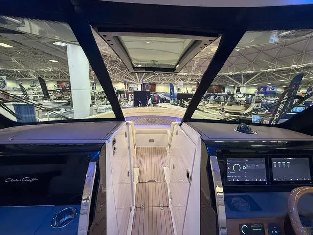 Slide: The Image of Chris-Craft Calypso 32 2025 - 18