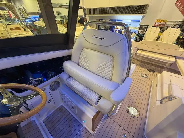 Slide: The Image of Chris-Craft Calypso 32 2025 - 20