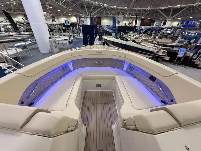 Slide: The Image of Chris-Craft Calypso 32 2025 - 24