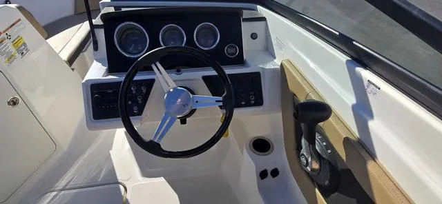 Slide: The Image of Sea Ray 21SPX-OB Bimini 2019 - 83