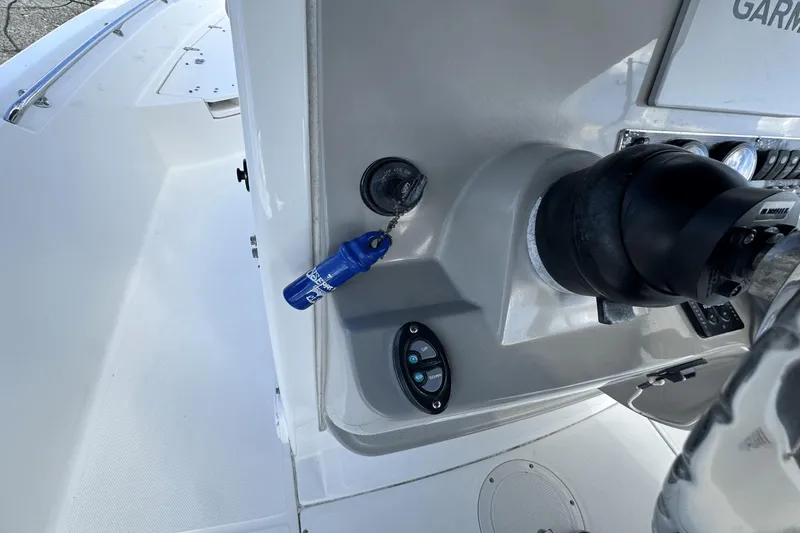 Slide: The Image of Boston Whaler 240 Dauntless 2014 - 18