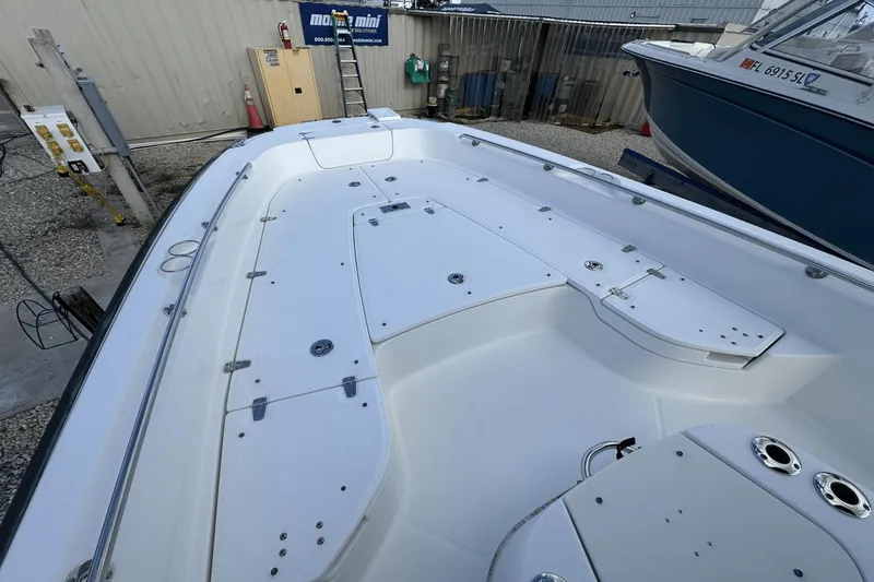 Slide: The Image of Boston Whaler 240 Dauntless 2014 - 21