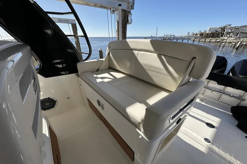 Slide: The Image of Boston Whaler 380 Realm 2023 - 14
