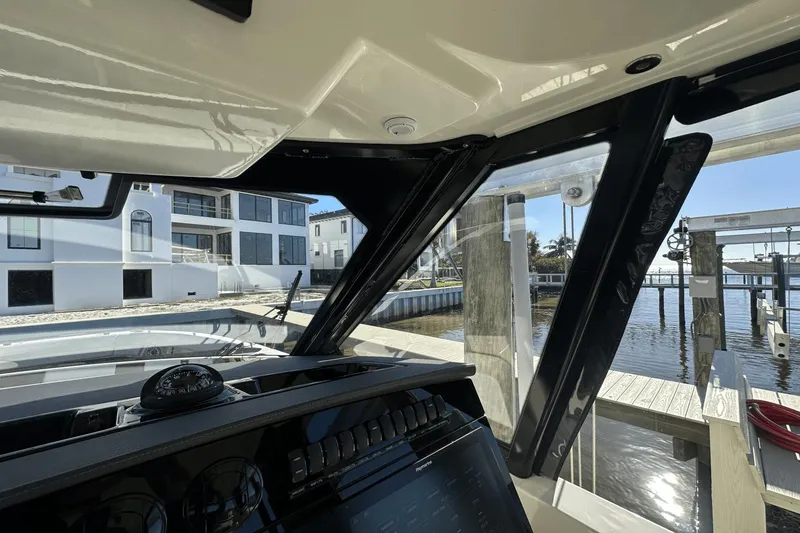 Slide: The Image of Boston Whaler 380 Realm 2023 - 18