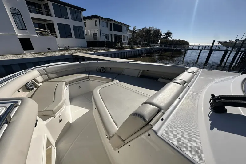 Slide: The Image of Boston Whaler 380 Realm 2023 - 23