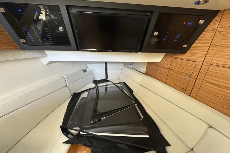 Slide: The Image of Boston Whaler 380 Realm 2023 - 31