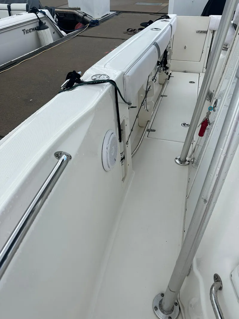 Slide: The Image of Boston Whaler 240 Outrage 2006 - 10