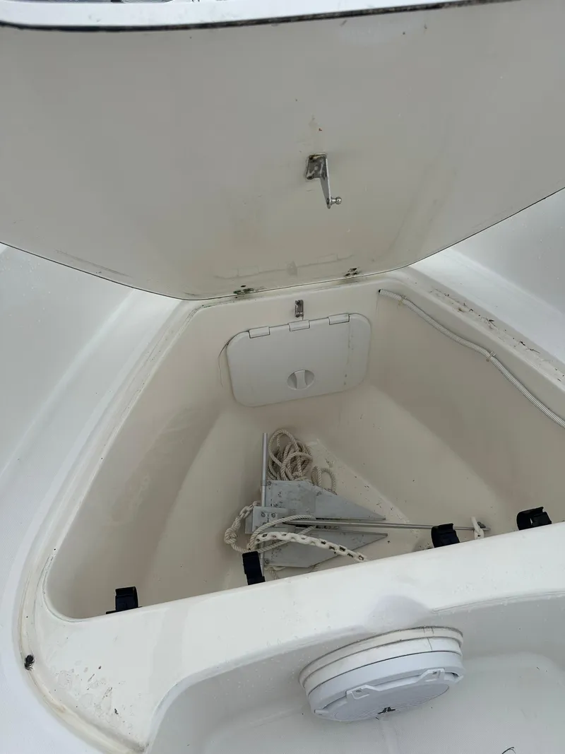 Slide: The Image of Boston Whaler 240 Outrage 2006 - 12