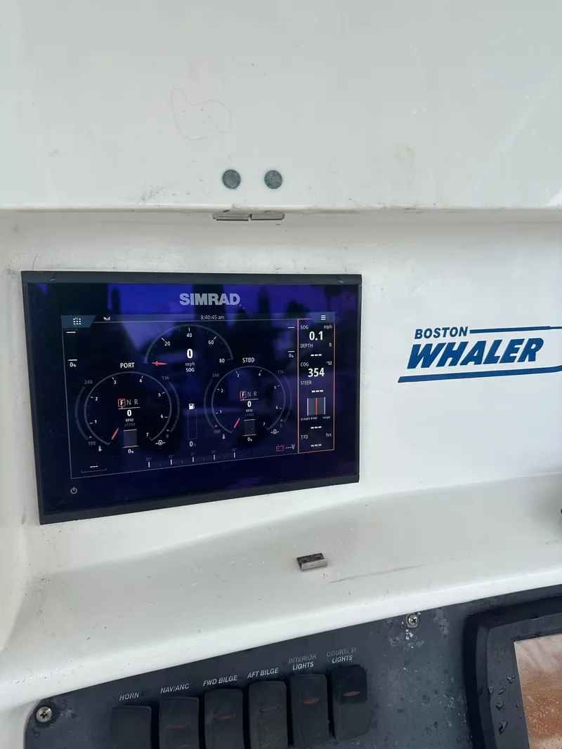 Slide: The Image of Boston Whaler 240 Outrage 2006 - 6