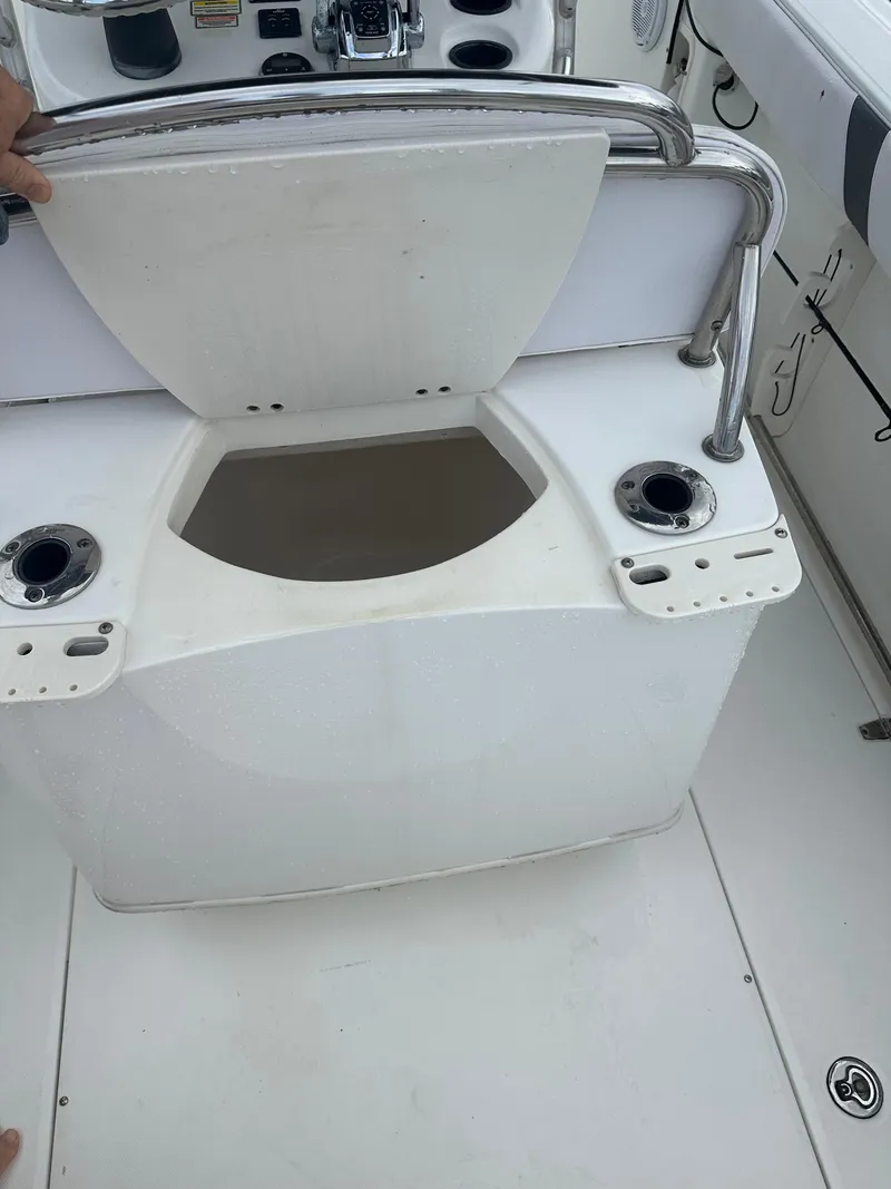 Slide: The Image of Boston Whaler 240 Outrage 2006 - 7