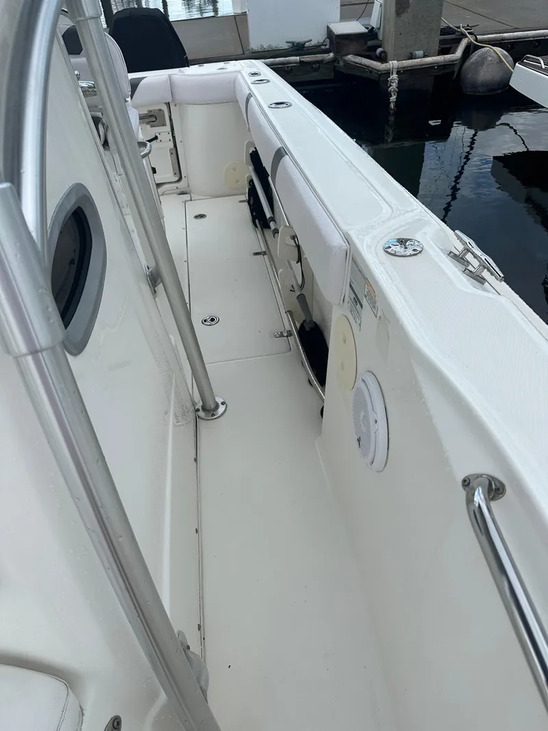Slide: The Image of Boston Whaler 240 Outrage 2006 - 9
