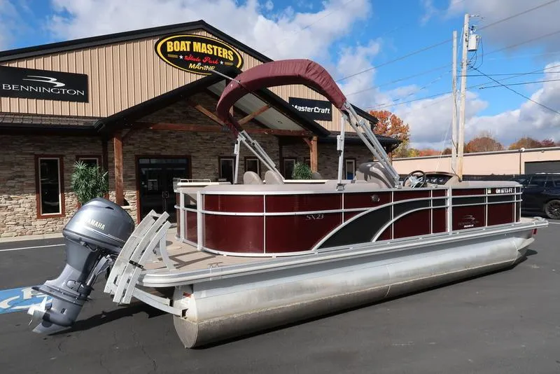 Slide: The Image of 2018 Bennington 23SPDXP pontoon boat parked outside Boat Masters dealership. - 13
