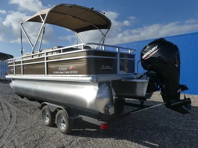 Slide: The Image of Sun Tracker SportFish 20 DLX 2025 - 12