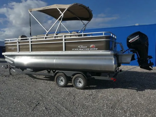 Slide: The Image of Sun Tracker SportFish 20 DLX 2025 - 13