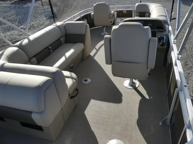 Slide: The Image of Sun Tracker SportFish 20 DLX 2025 - 14