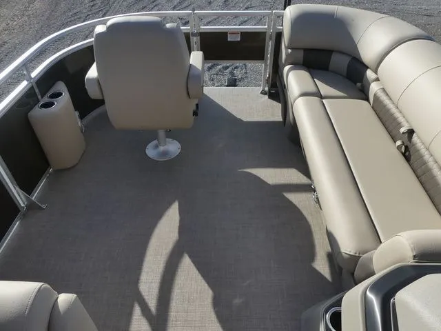 Slide: The Image of Sun Tracker SportFish 20 DLX 2025 - 15