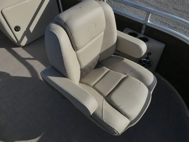 Slide: The Image of Sun Tracker SportFish 20 DLX 2025 - 17