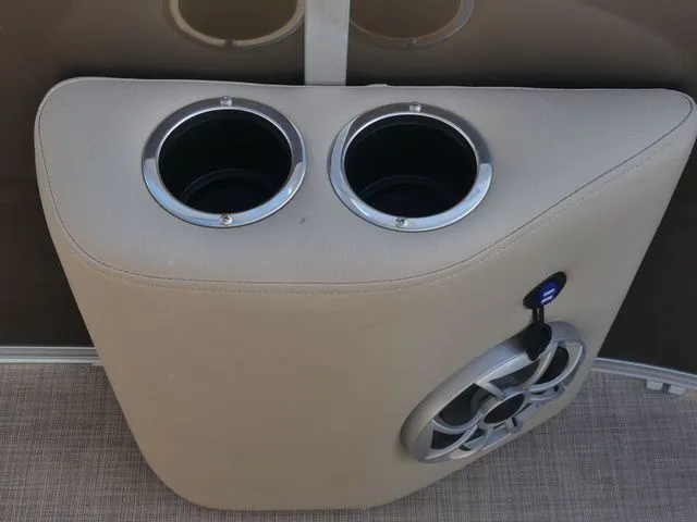 Slide: The Image of Sun Tracker SportFish 20 DLX 2025 - 20