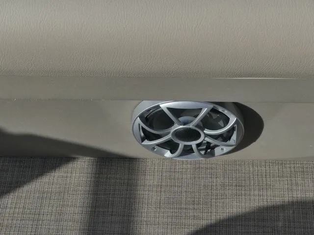 Slide: The Image of Sun Tracker SportFish 20 DLX 2025 - 21