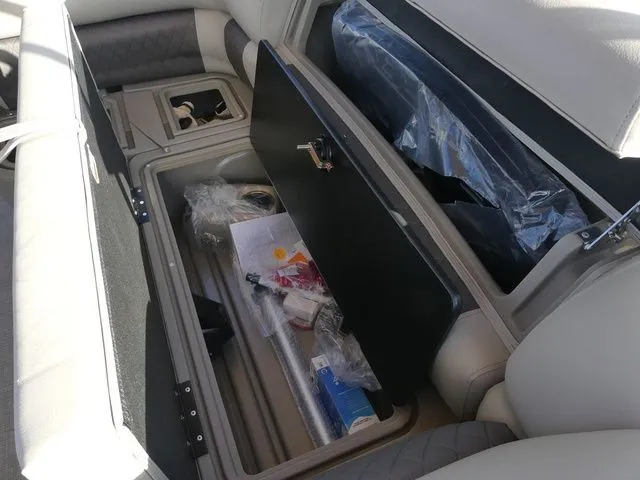 Slide: The Image of Sun Tracker SportFish 20 DLX 2025 - 25