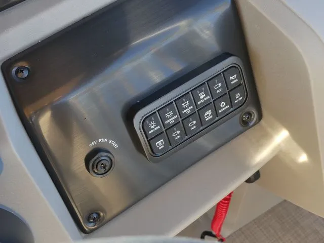 Slide: The Image of Sun Tracker SportFish 20 DLX 2025 - 32