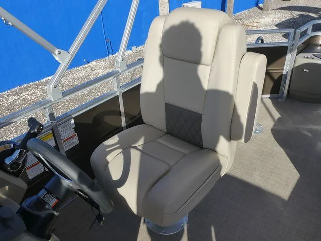 Slide: The Image of Sun Tracker SportFish 20 DLX 2025 - 35