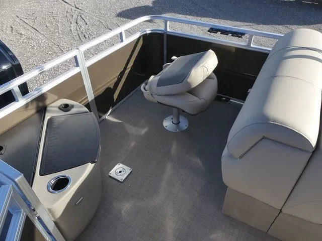 Slide: The Image of Sun Tracker SportFish 20 DLX 2025 - 36