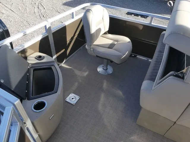 Slide: The Image of Sun Tracker SportFish 20 DLX 2025 - 37