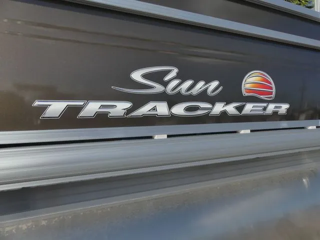 Slide: The Image of Sun Tracker SportFish 20 DLX 2025 - 45