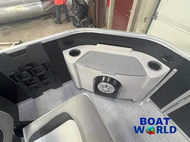 Slide: The Image of Princecraft 21 Sportfisher 2-S Pontoon & Mercury 4-Stroke EFI 2025 - 28