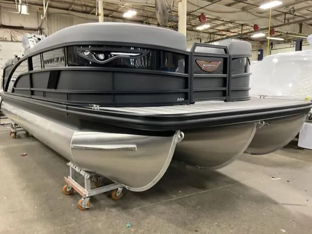 The Image of Bennington M Quad Bench 24 MFB Tritoon 2025 - 1