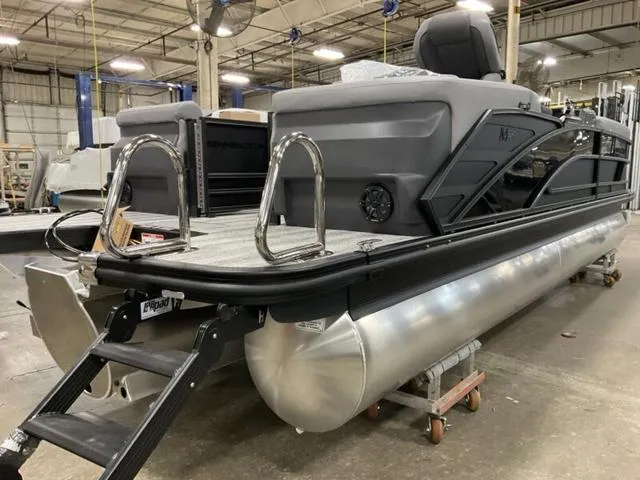 Slide: The Image of Bennington M Quad Bench 24 MFB Tritoon 2025 - 4